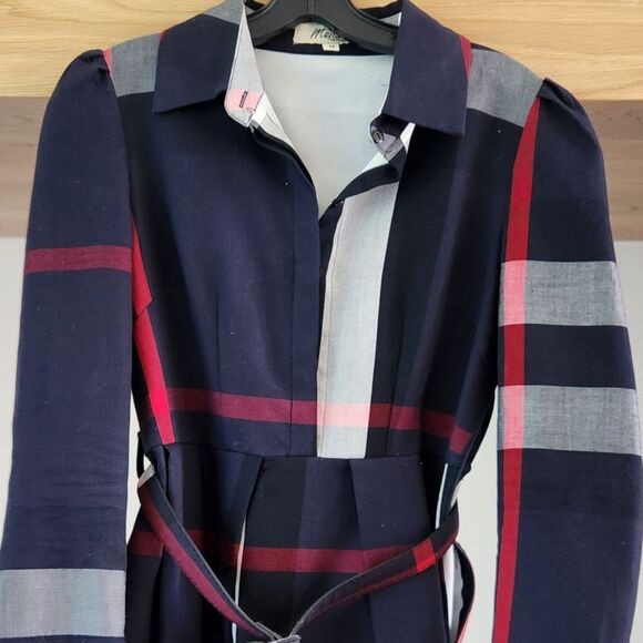 Sophisticated Blue and Red Cape with Classic Silhouette - Picture 3 of 11